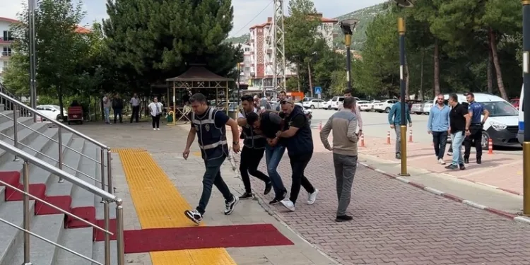 Zonguldak’ta denize indirildikten sonra batan lüks yatı çıkarma çalışmaları sürüyor