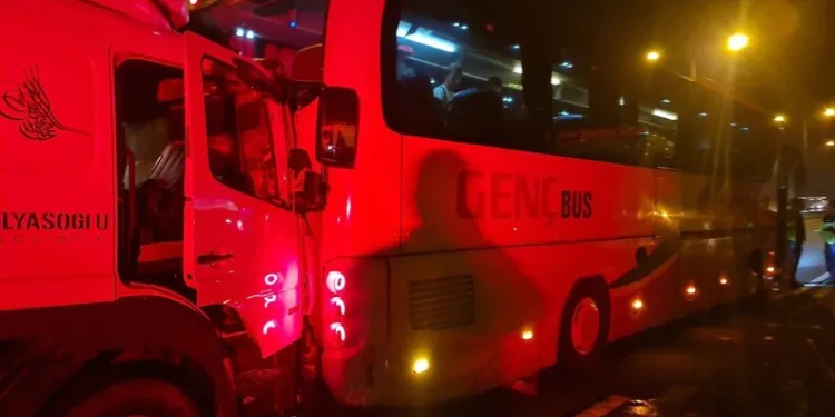 TEM’de lastiği patlayan otobüse kamyon çarptı: 1 yaralı