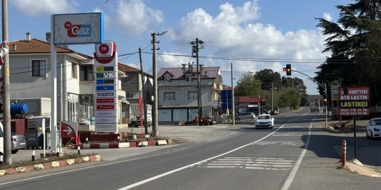 TEM’de lastiği patlayan otobüse kamyon çarptı: 1 yaralı