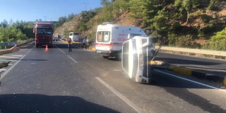 TEM’de lastiği patlayan otobüse kamyon çarptı: 1 yaralı