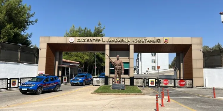 TEM’de lastiği patlayan otobüse kamyon çarptı: 1 yaralı