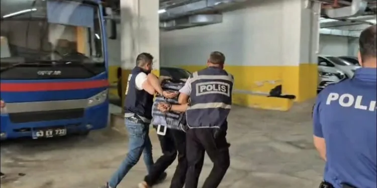 TEM’de lastiği patlayan otobüse kamyon çarptı: 1 yaralı