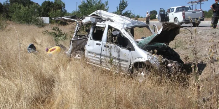 TEM’de lastiği patlayan otobüse kamyon çarptı: 1 yaralı