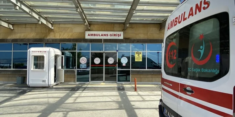 TEM’de lastiği patlayan otobüse kamyon çarptı: 1 yaralı