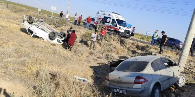 TEM’de lastiği patlayan otobüse kamyon çarptı: 1 yaralı