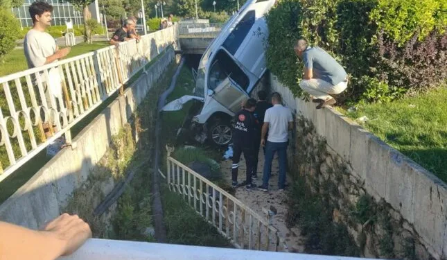 Endonezya’yı sel vurdu: 19 ölü, 10 kayıp