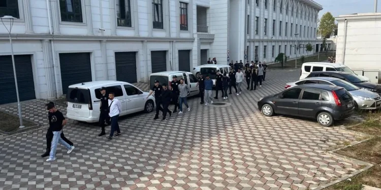 Pendik Sahil Yolu’nda kaza: Lüks otomobil takla atarak devrildi