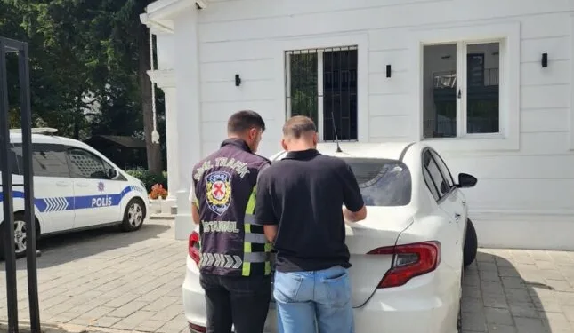 Pendik Sahil Yolu’nda kaza: Lüks otomobil takla atarak devrildi