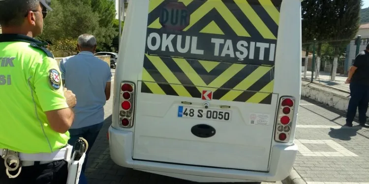 Pendik Sahil Yolu’nda kaza: Lüks otomobil takla atarak devrildi