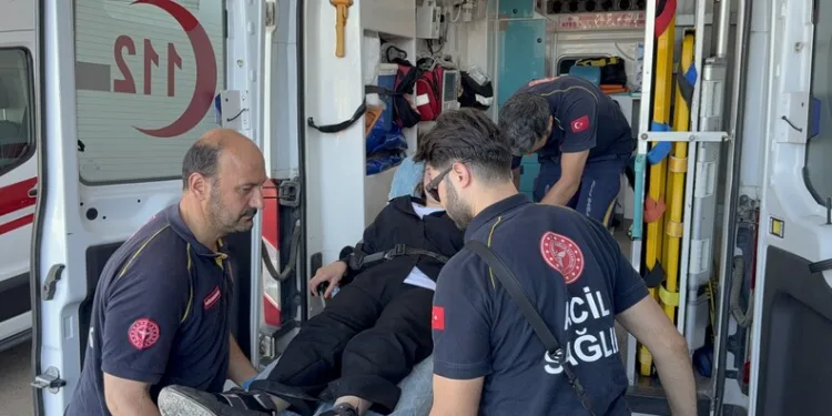 Pendik Sahil Yolu’nda kaza: Lüks otomobil takla atarak devrildi