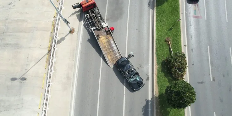 Pendik Sahil Yolu’nda kaza: Lüks otomobil takla atarak devrildi