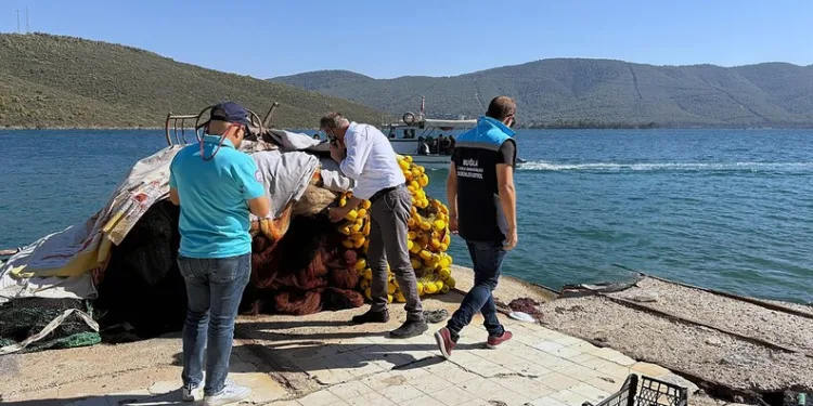 Pendik Sahil Yolu’nda kaza: Lüks otomobil takla atarak devrildi