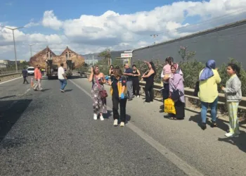 Yolcu otobüsü gemi çapası taşıyan TIR’a çarptı: 3 yaralı