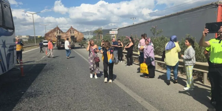 Yolcu otobüsü gemi çapası taşıyan TIR’a çarptı: 3 yaralı