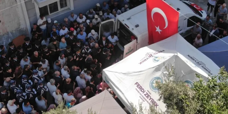 Kepez Belediyesi Esentepe’de yaptığı yenileme çalışmalarıyla bölgeye modern bir çehre kazandırdı