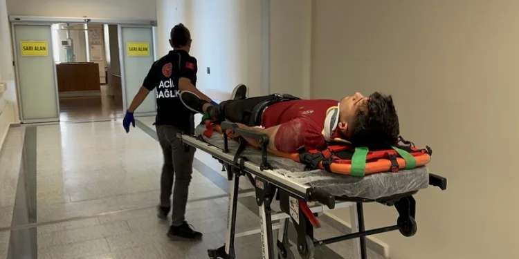 Motosiklet ile otomobil çarpıştı: 2 yaralı
