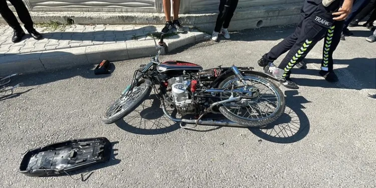 Motosiklet ile otomobil çarpıştı: 2 yaralı