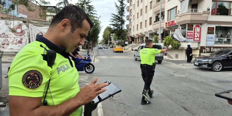 Çeşitli suçlardan aranan 10 şahıs yakalandı