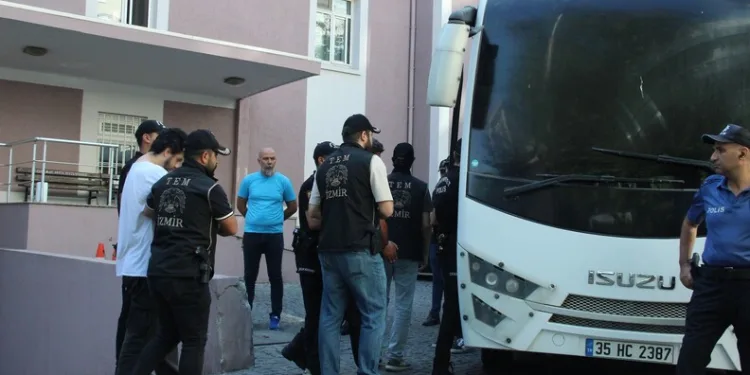 Çeşitli suçlardan aranan 10 şahıs yakalandı