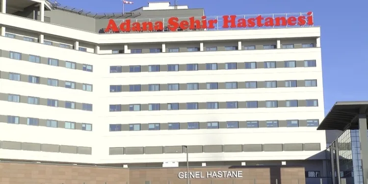Parkta kızlarının gözü önünde bıçağı boğazına dayayan adamı polisler ikna etti