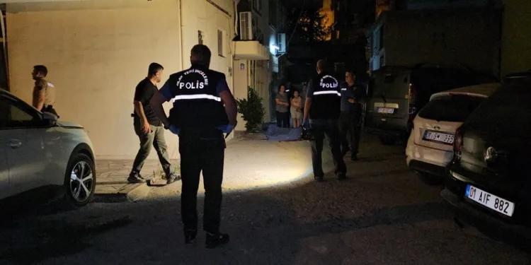 Parkta kızlarının gözü önünde bıçağı boğazına dayayan adamı polisler ikna etti