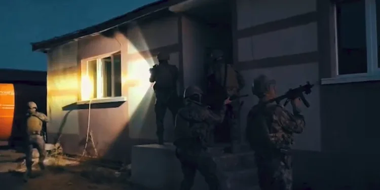 Parkta kızlarının gözü önünde bıçağı boğazına dayayan adamı polisler ikna etti