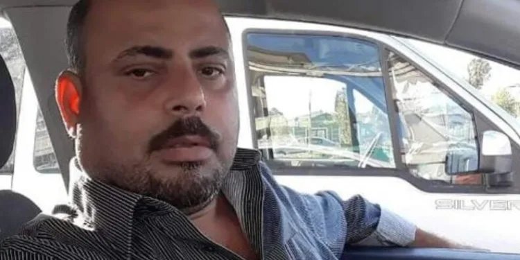 Parkta kızlarının gözü önünde bıçağı boğazına dayayan adamı polisler ikna etti