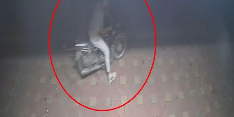 Parkta kızlarının gözü önünde bıçağı boğazına dayayan adamı polisler ikna etti