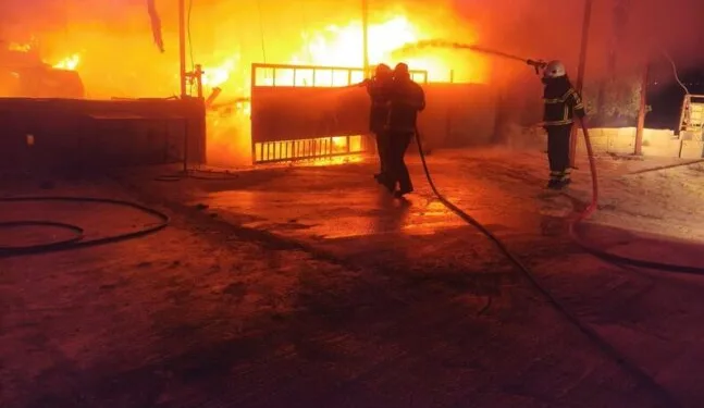 Parkta kızlarının gözü önünde bıçağı boğazına dayayan adamı polisler ikna etti