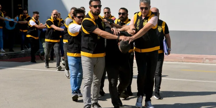Parkta kızlarının gözü önünde bıçağı boğazına dayayan adamı polisler ikna etti