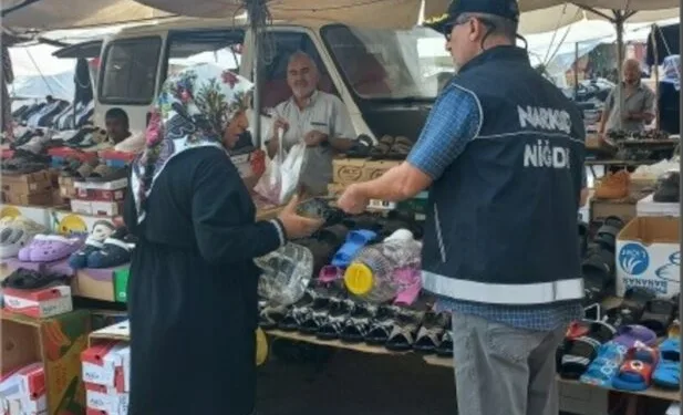 Parkta kızlarının gözü önünde bıçağı boğazına dayayan adamı polisler ikna etti