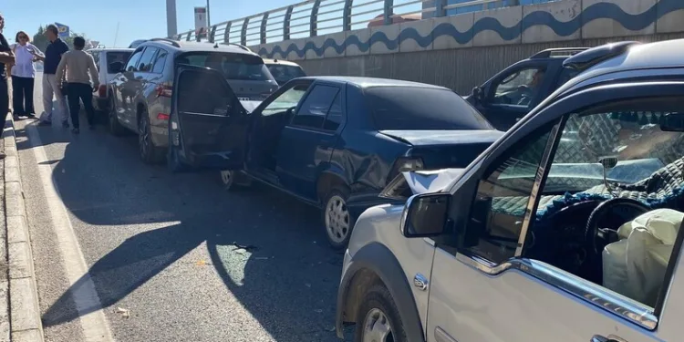 Parkta kızlarının gözü önünde bıçağı boğazına dayayan adamı polisler ikna etti