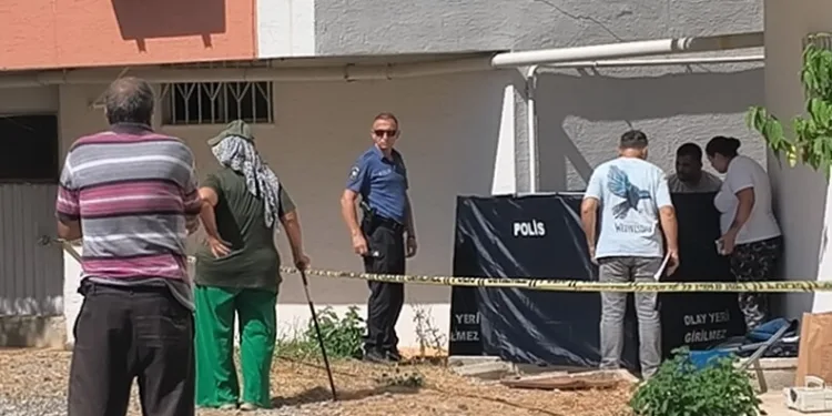 Parkta kızlarının gözü önünde bıçağı boğazına dayayan adamı polisler ikna etti