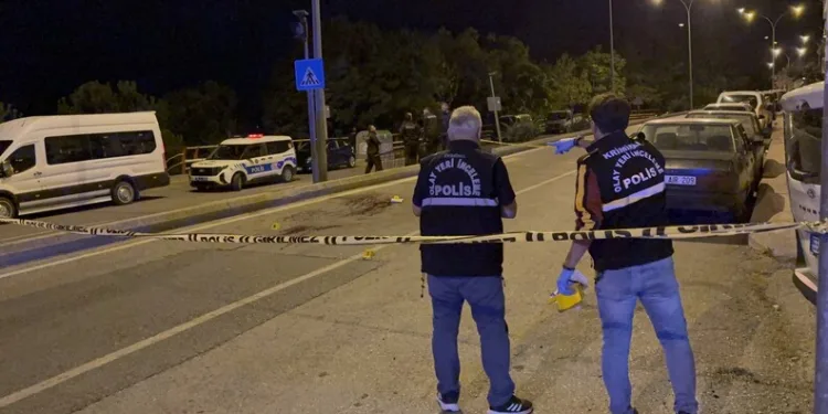 Parkta kızlarının gözü önünde bıçağı boğazına dayayan adamı polisler ikna etti