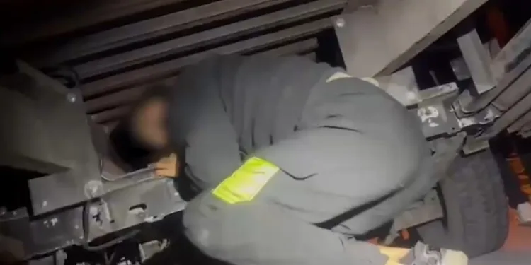 Parkta kızlarının gözü önünde bıçağı boğazına dayayan adamı polisler ikna etti
