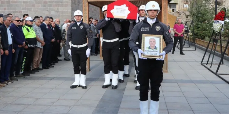 Parkta kızlarının gözü önünde bıçağı boğazına dayayan adamı polisler ikna etti