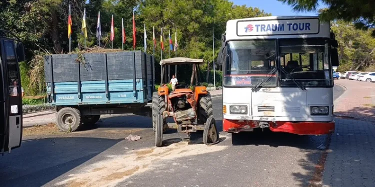 Parkta kızlarının gözü önünde bıçağı boğazına dayayan adamı polisler ikna etti