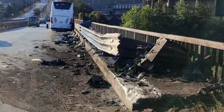 Parkta kızlarının gözü önünde bıçağı boğazına dayayan adamı polisler ikna etti