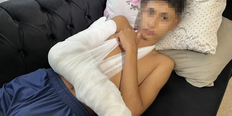 Parkta kızlarının gözü önünde bıçağı boğazına dayayan adamı polisler ikna etti
