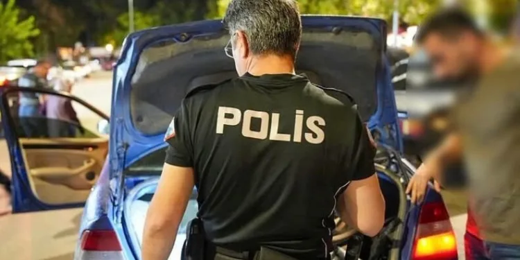 Parkta kızlarının gözü önünde bıçağı boğazına dayayan adamı polisler ikna etti