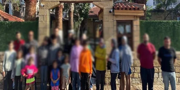 Parkta kızlarının gözü önünde bıçağı boğazına dayayan adamı polisler ikna etti