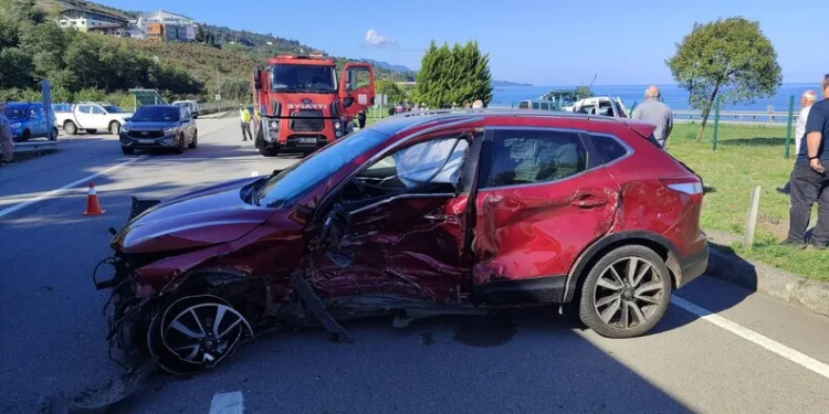 Parkta kızlarının gözü önünde bıçağı boğazına dayayan adamı polisler ikna etti