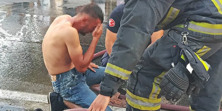 Parkta kızlarının gözü önünde bıçağı boğazına dayayan adamı polisler ikna etti