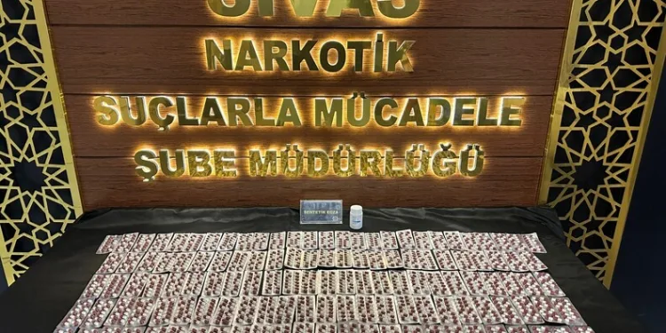 Ağaç otomobilin üzerine devrildi