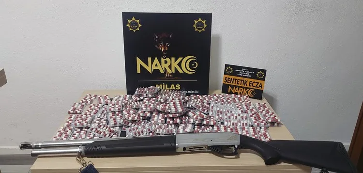 Ağaç otomobilin üzerine devrildi