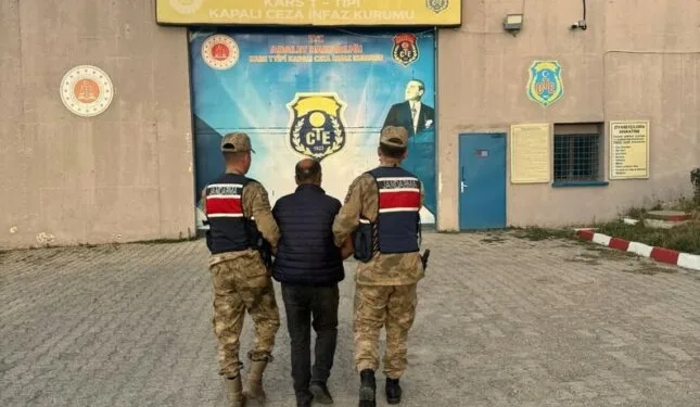 Ağaç otomobilin üzerine devrildi