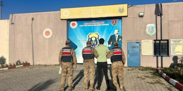 Ağaç otomobilin üzerine devrildi