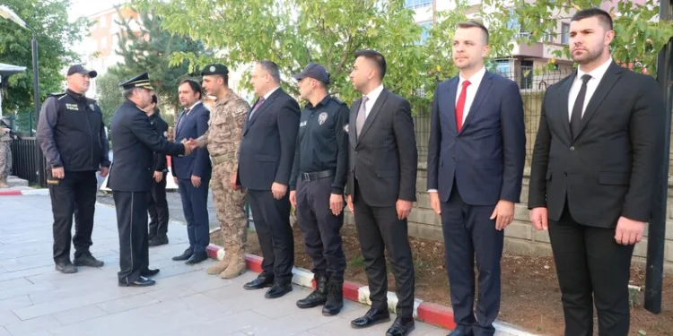 Ağaç otomobilin üzerine devrildi