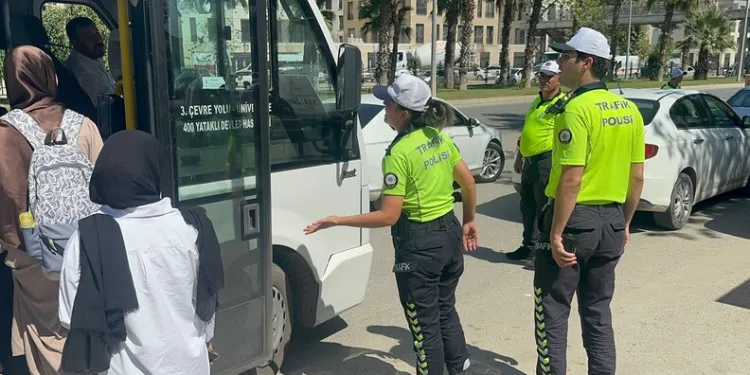 Ağaç otomobilin üzerine devrildi