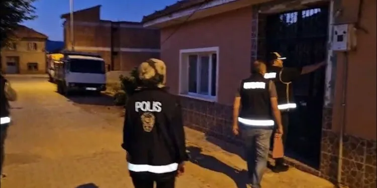 Ağaç otomobilin üzerine devrildi